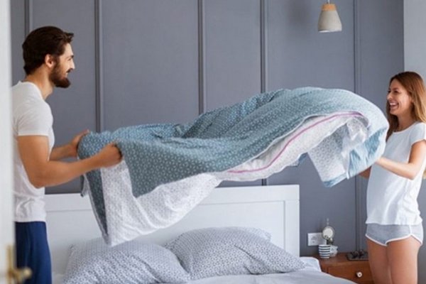Для многих это будет неожиданностью: как часто нужно стирать постельное белье и почему