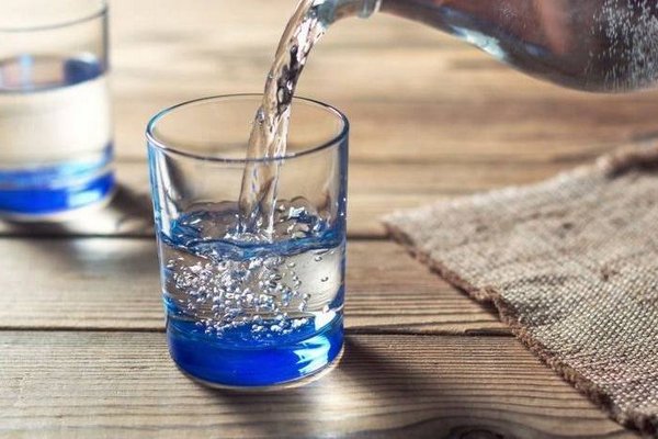 Скорее всего, многие современные люди слышали от различных специалистов, что нам нужно обязательно пить не меньше, чем 2 литра воды в день,