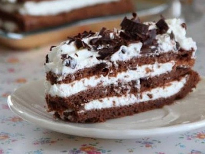 Шоколадный торт со взбитыми сливками в мультиварке
