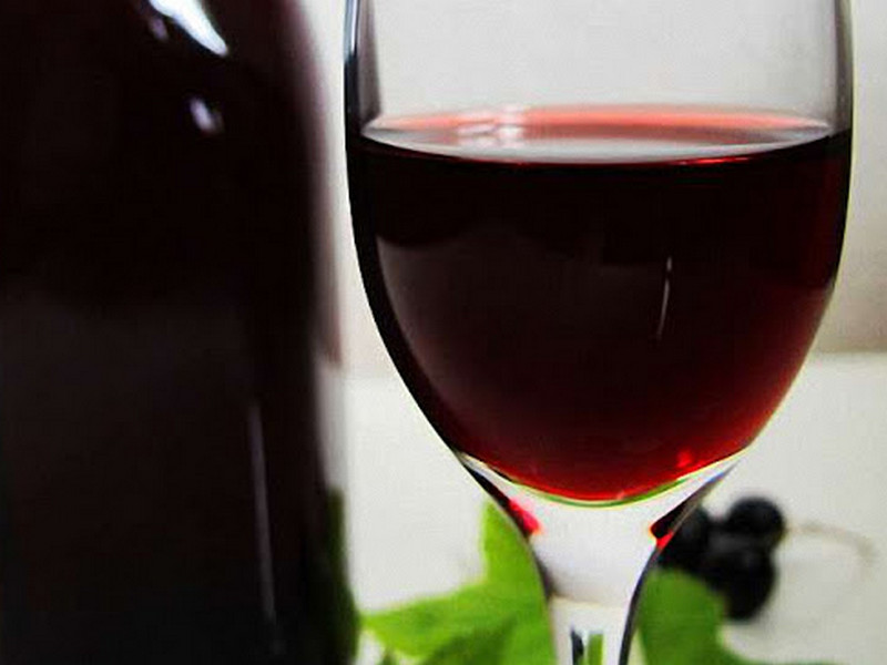 Как приготовить крепленое вино из черной смородины?