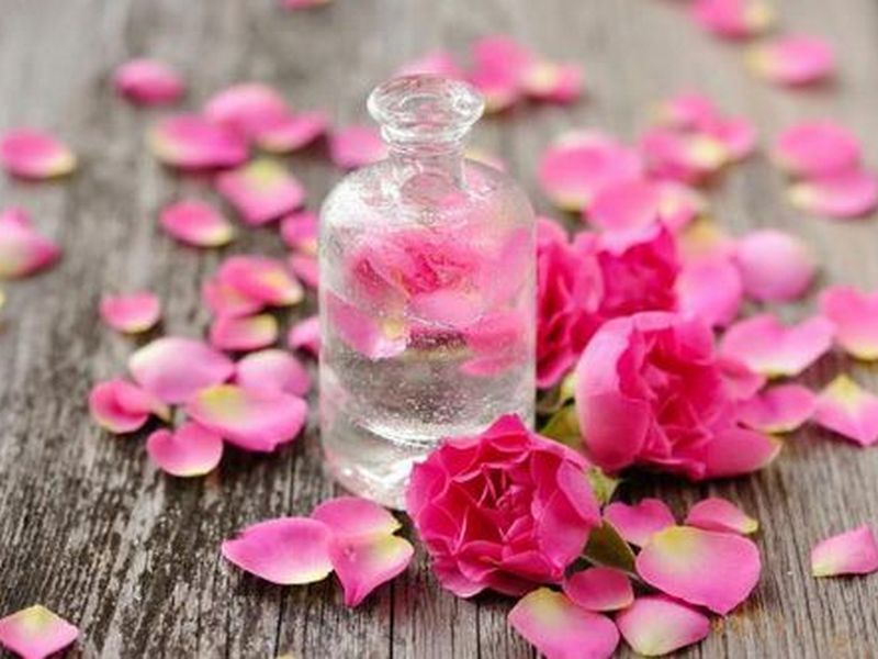 Розовая вода для ухода за телом