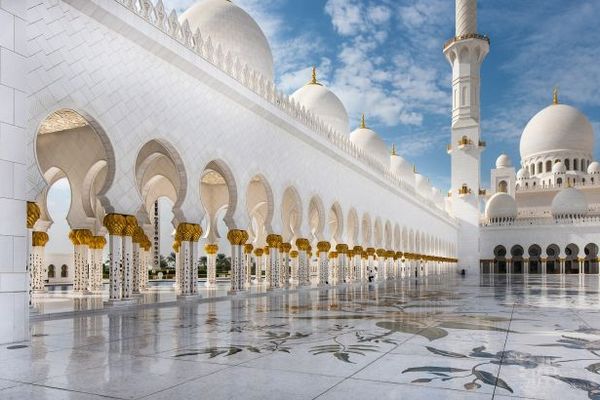 Три этапа ПЦР-тестов и браслеты на руках: в Абу-Даби установили строгие правила для туристов