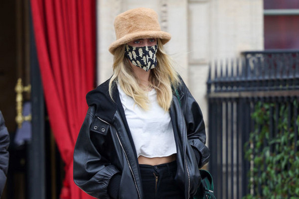 Пушистая панама и объемная кожаная куртка: Кара Делевинь в Париже
