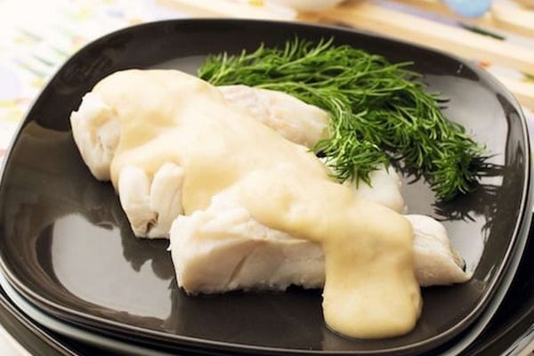 Рыбное филе под белым соусом