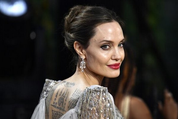 Как пахнет Анджелина Джоли: назвали любимые духи звезды