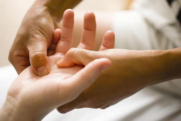 Массаж пальцев рук при стрессе