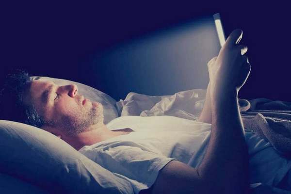 Названы 3 причины, почему не рекомендуется спать со смартфоном