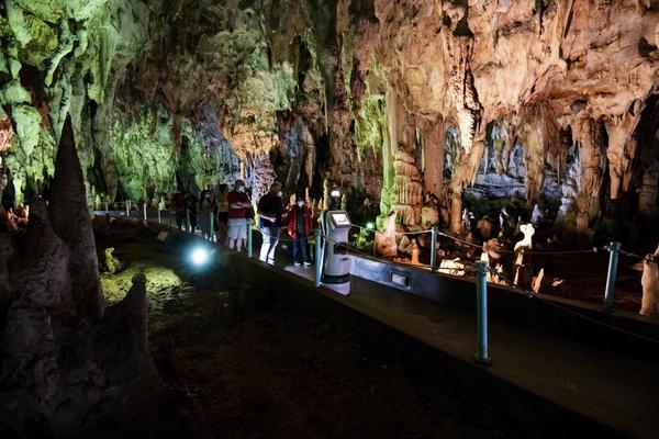 В греческой пещере экскурсии туристам проводит робот