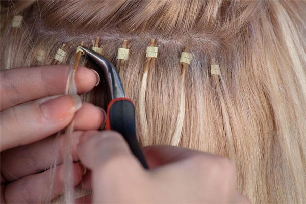 Как проходит коррекция наращенных волос