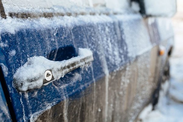 Эксперты описали лайфхаки, чтобы открыть дверь авто в мороз