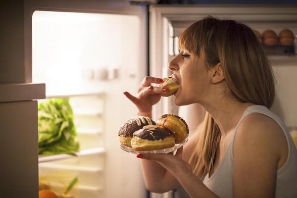 Заедание стресса: что делать, если все время хочется есть?