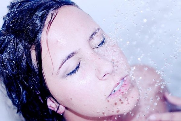Вы рискуете потерять глаз: как не нужно принимать душ тем, кто носит линзы