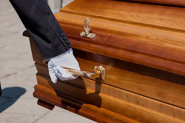 Почему умерших выносят вперед ногами: главные приметы и традиции