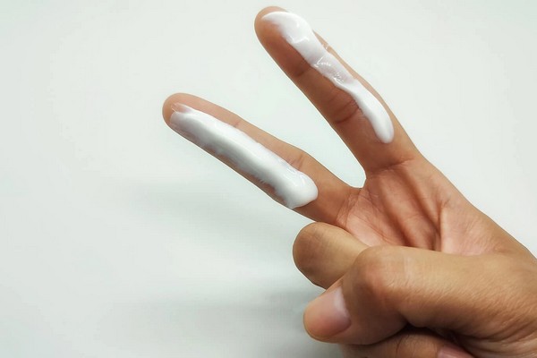 Правило двух пальцев: Косметологи раскрыли, сколько SPF-крема нужно для лица и шеи