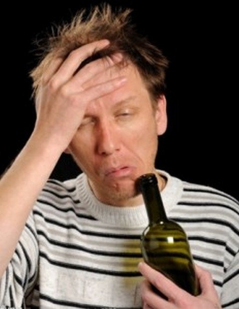 Почему болит голова после алкоголя?