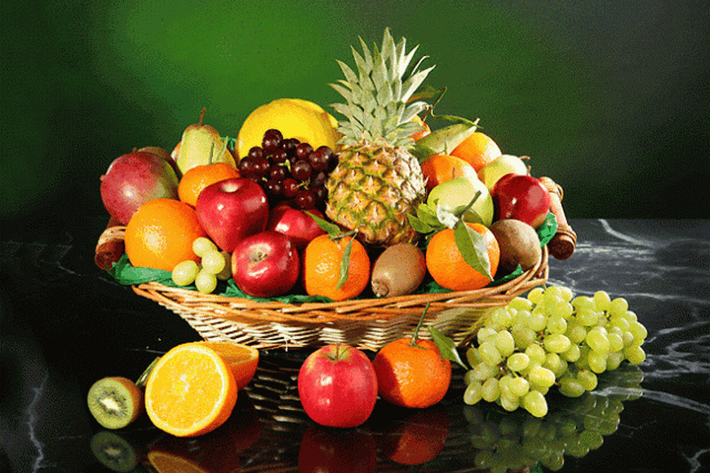 Готовимся к праздникам: как по этикету есть фрукты