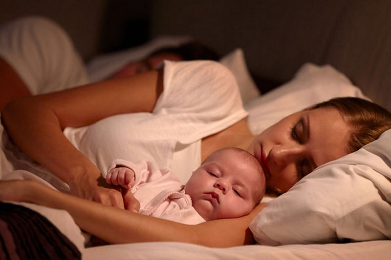 Ученые выяснили, что в комнате с родителями дети спят меньше
