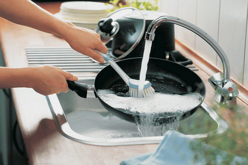 Как очистить сковородки от толстого слоя нагара