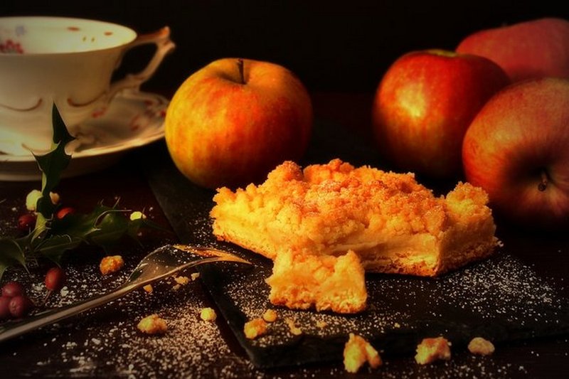 Как приготовить яблочный пирог с коричной крошкой