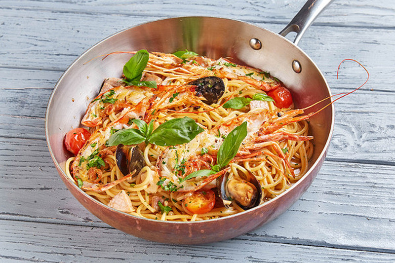 Спагетти с морепродуктами и томатами черри в легком винном соусе