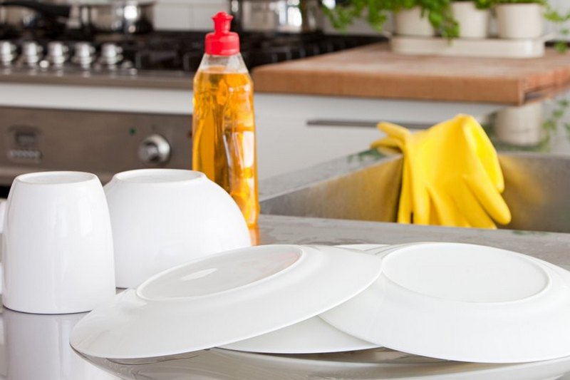 10 полезных свойств жидкости для мытья посуды, о которых вы даже не догадывались