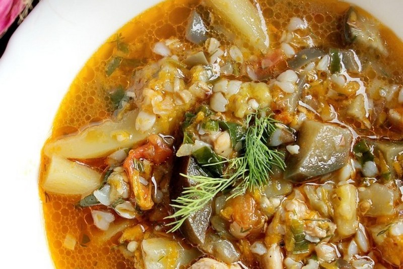Пикантный гречневый суп с баклажанами