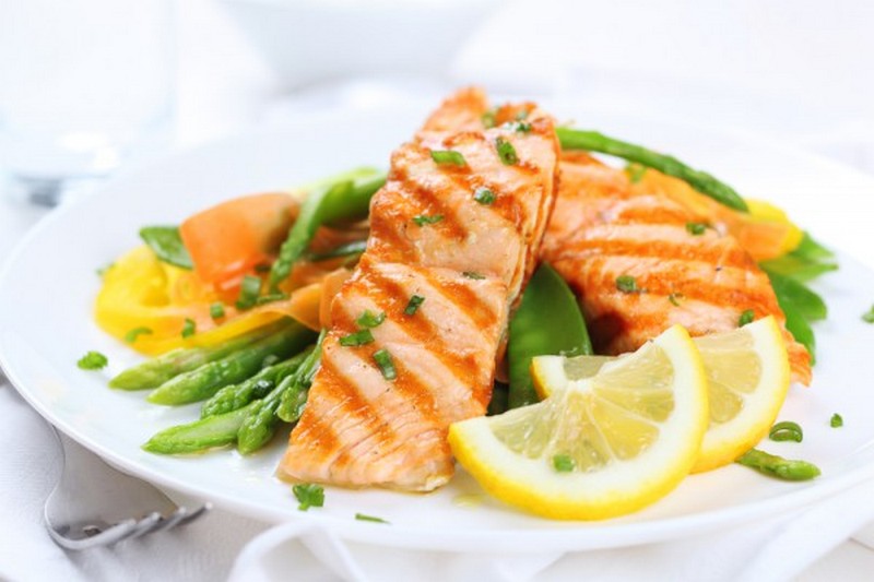 Как приготовить запеченную рыбу с овощами: рецепт блюда