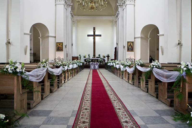 Церковь с двумя проходами между скамей. Рассаживание гостей на свадьбе