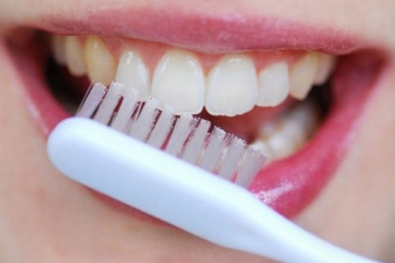 Почему не стоит отбеливать зубы содой или солью