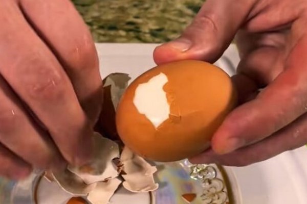 Как быстро почистить яйца от скорлупы: 4 самых эффективных способа