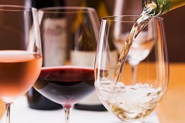 Омолаживает и не только: учёные нашли неожиданную пользу от вина и конфет