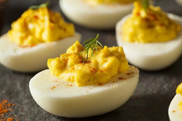 Такие яйца к Пасхе красить не нужно: просто нафаршируйте их - и все оближут тарелки