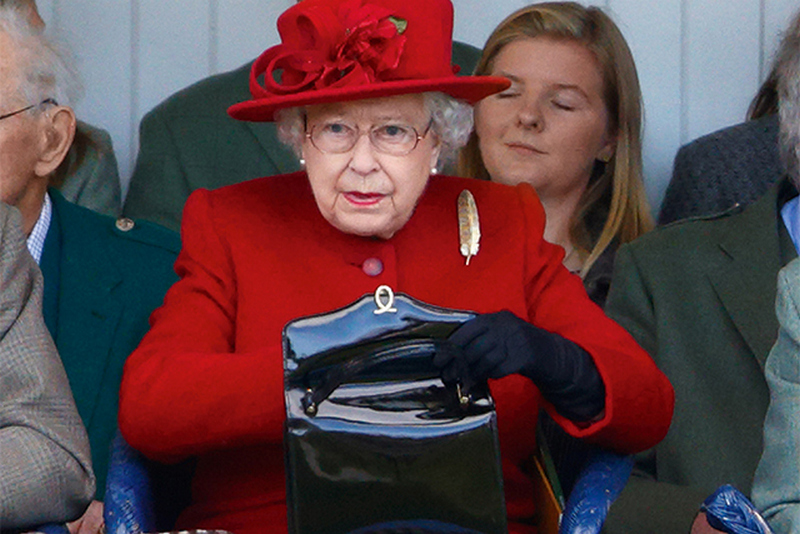Почему Елизавета II носит перчатки даже в помещении