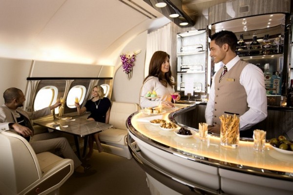 Авиакомпания Emirates возобновила работу баров в авиалайнерах Airbus A380