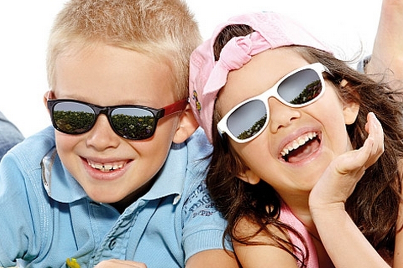 Идут ли дети. Детки в солнцезащитных очках. Очки от солнца и компьютера детские защищает. В солнцезащитных очках семья с дочкой с аксессуарами.