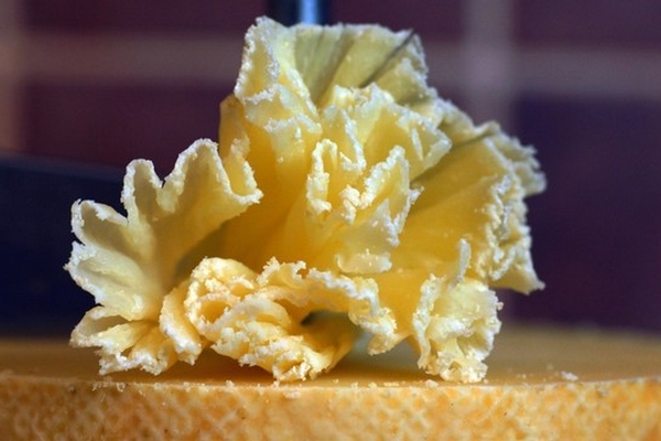 Швейцарский сыр Тет де Mуан (Tête de Moine) с необычным устройством нарезки