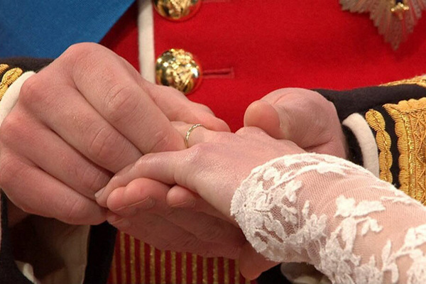 Обмен кольцами на королевских бракосочетаниях