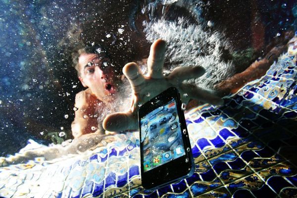 Известно, как “спасти” смартфон, который упал в воду
