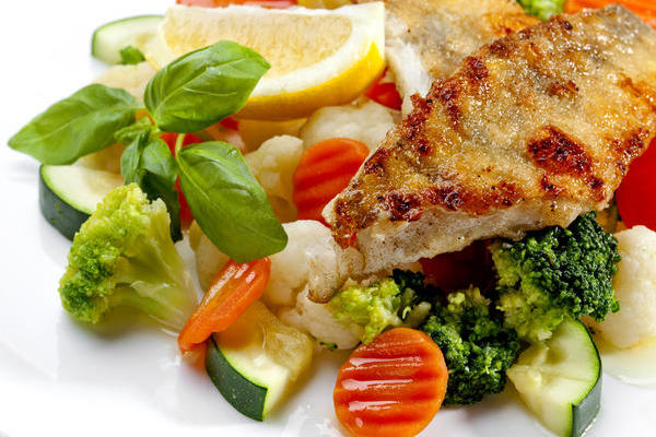 Рыба с овощным гарниром