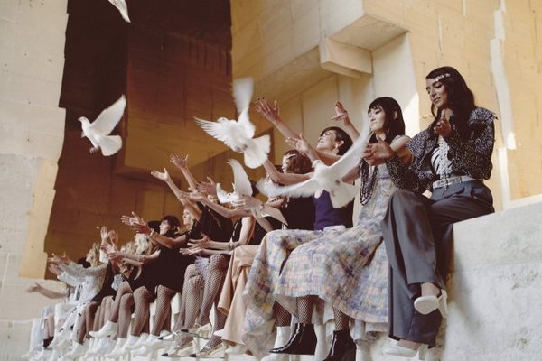 Модный дом Chanel представил новую круизную коллекцию в стиле 60-ых