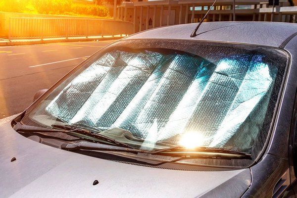 Чем опасны солнцезащитные экраны в автомобиле
