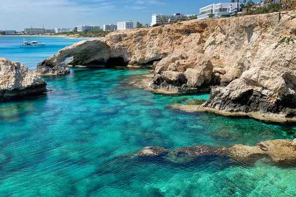 Отельеры на Кипре готовы платить за тесты невакцинированных туристов: власти рассматривают пред