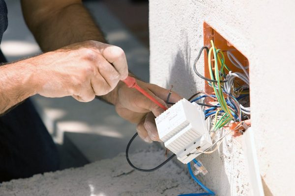 Как проводить ремонт электропроводки в доме?
