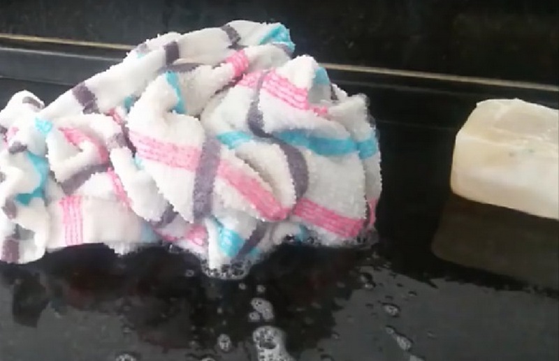 Отстирать кухонные полотенца в микроволновке за 1,5 минуты!