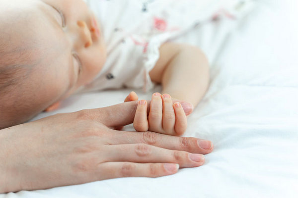 Ребенок спит с мамой, как его приучить спать отдельно?