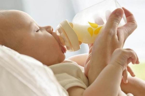 Правила кормления ребенка из бутылочки