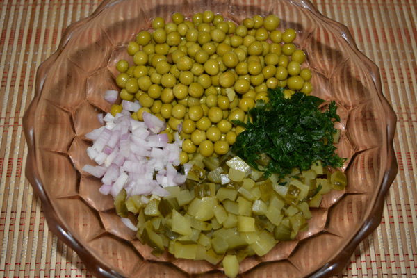 Салат из маринованных грибов и соленых огурцов