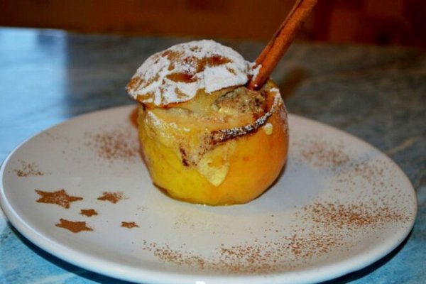 Запеченные яблоки с начинкой из рябины и сиропом «Десерт по-среднерусски»