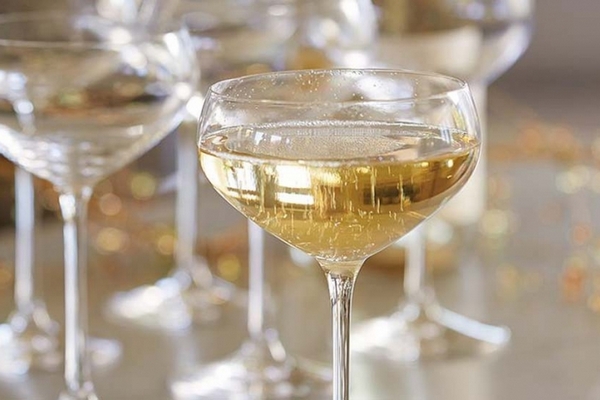 Как правильно выбирать бокалы для шампанского?