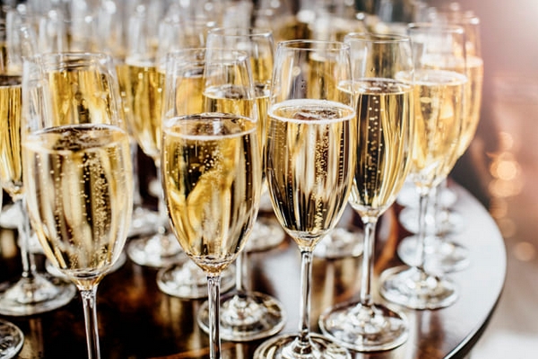 Как правильно выбирать бокалы для шампанского?